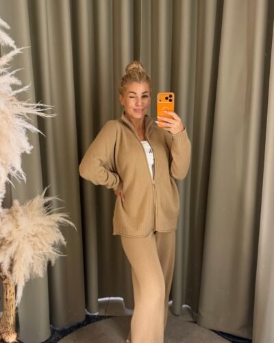 Atsegamas su kelnėmis (camel)